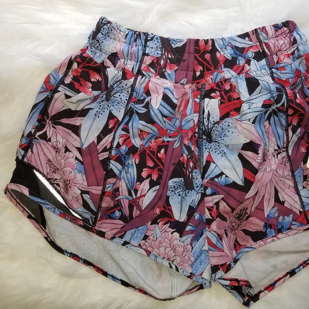 Lululemon Hotty Hot short 4'' Long Lush Lillies 2 - Picture 3 of 11